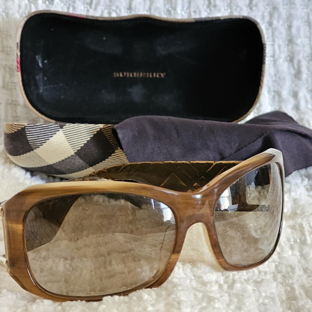 Women's Burberry Sunglasses in Walnut & Gold